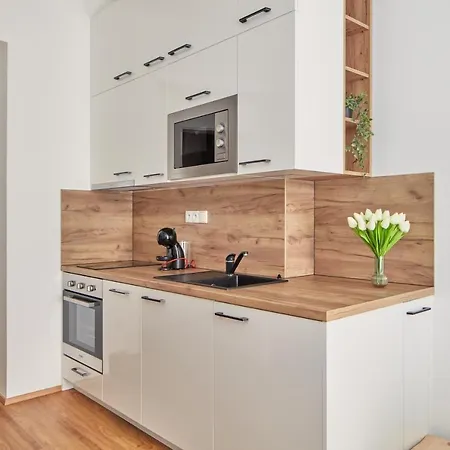 Days - Modern W Easy Access Praga