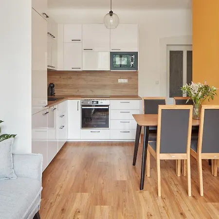Days - Modern W Easy Access Praga